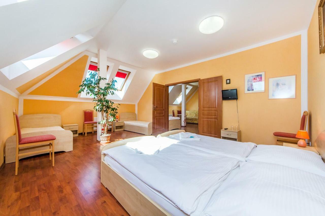 Hotel & Motorest V Udoli Zlateho Potoka Blsany Екстериор снимка