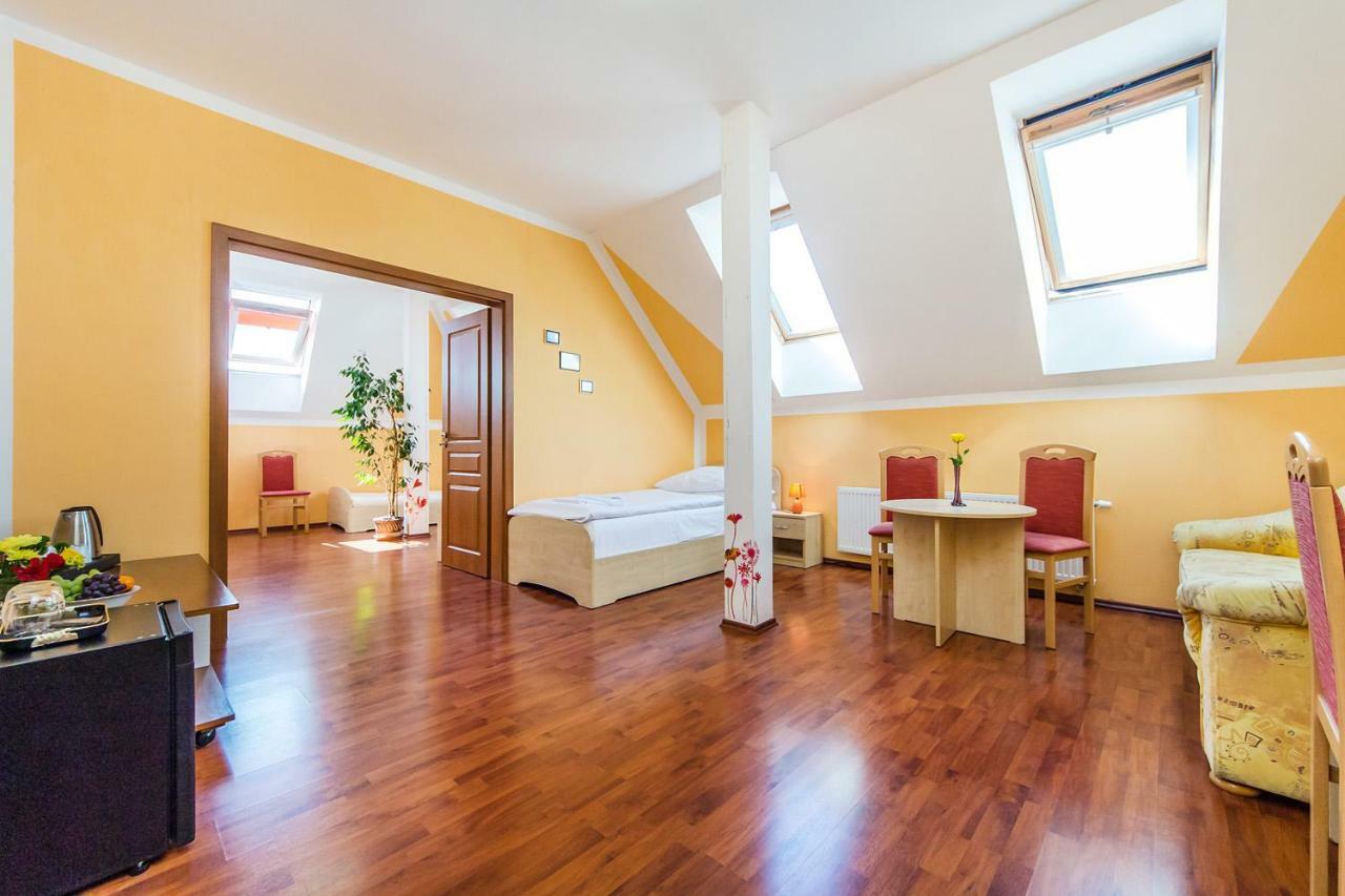 Hotel & Motorest V Udoli Zlateho Potoka Blsany Екстериор снимка